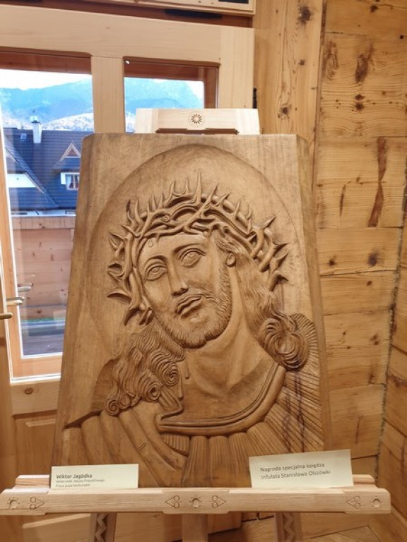 Chrystus Frasobliwy w rzeźbie i na szkle