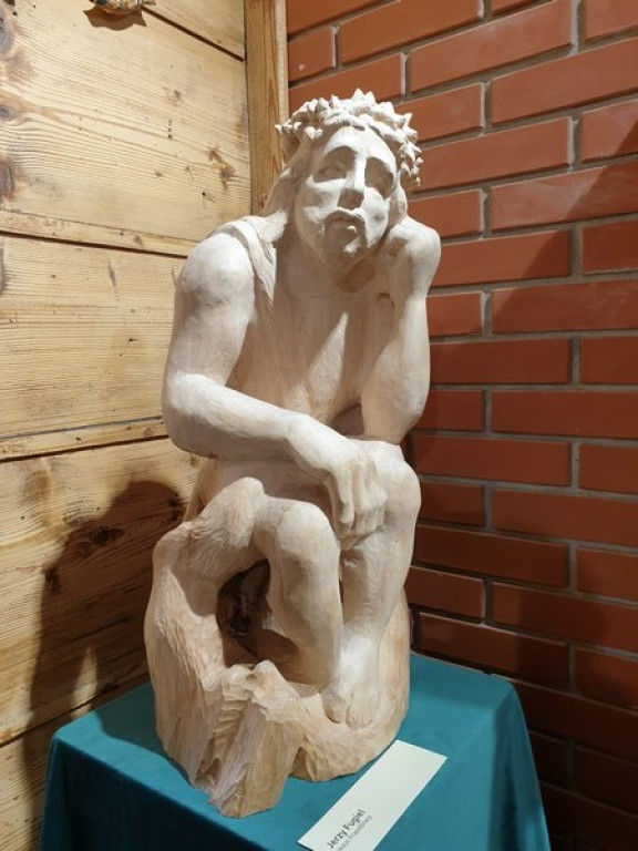 Chrystus Frasobliwy w rzeźbie i na szkle