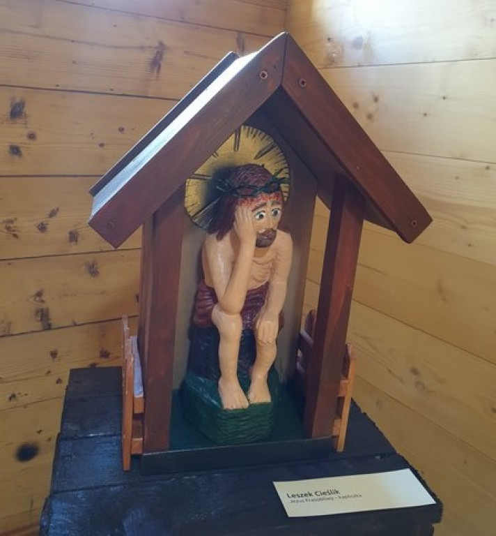 Chrystus Frasobliwy w rzeźbie i na szkle