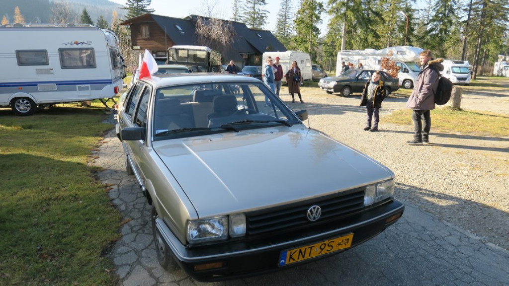 Czarna wołga krąży po mieście