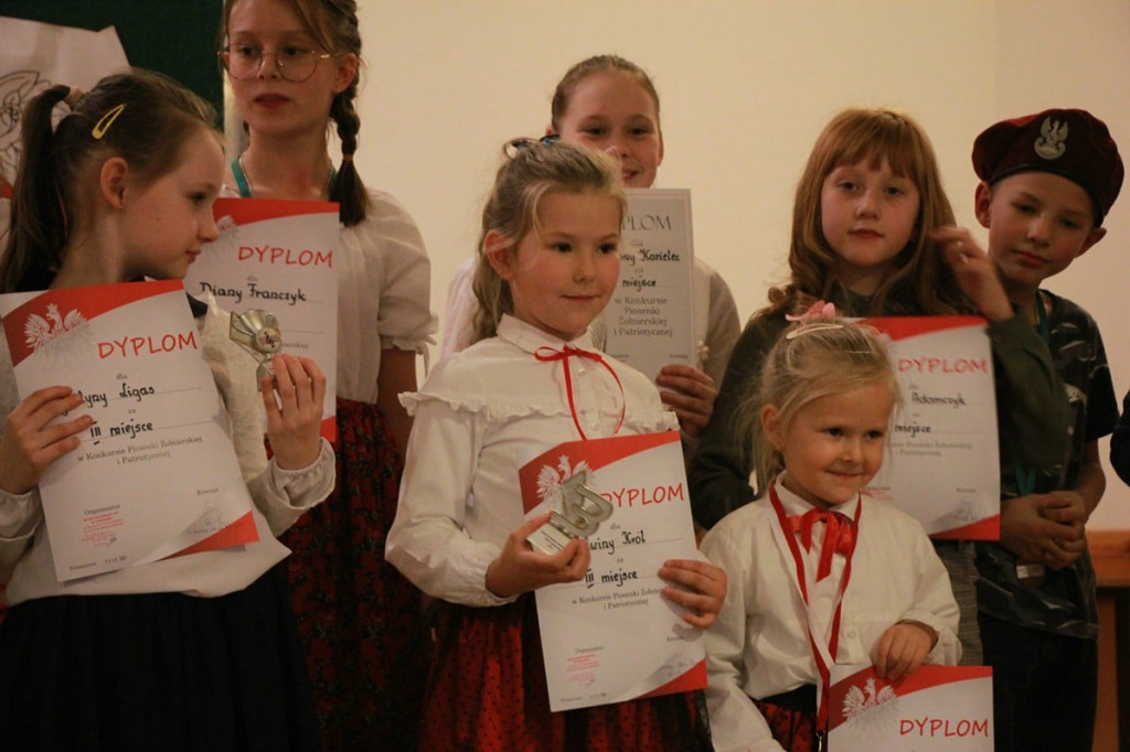 Najmłodsi śpiewali piosenki żołnierskie