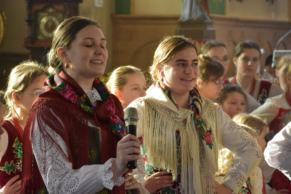 Kolędowanie z "Małymi Miętusianami" i "Miętusianami"