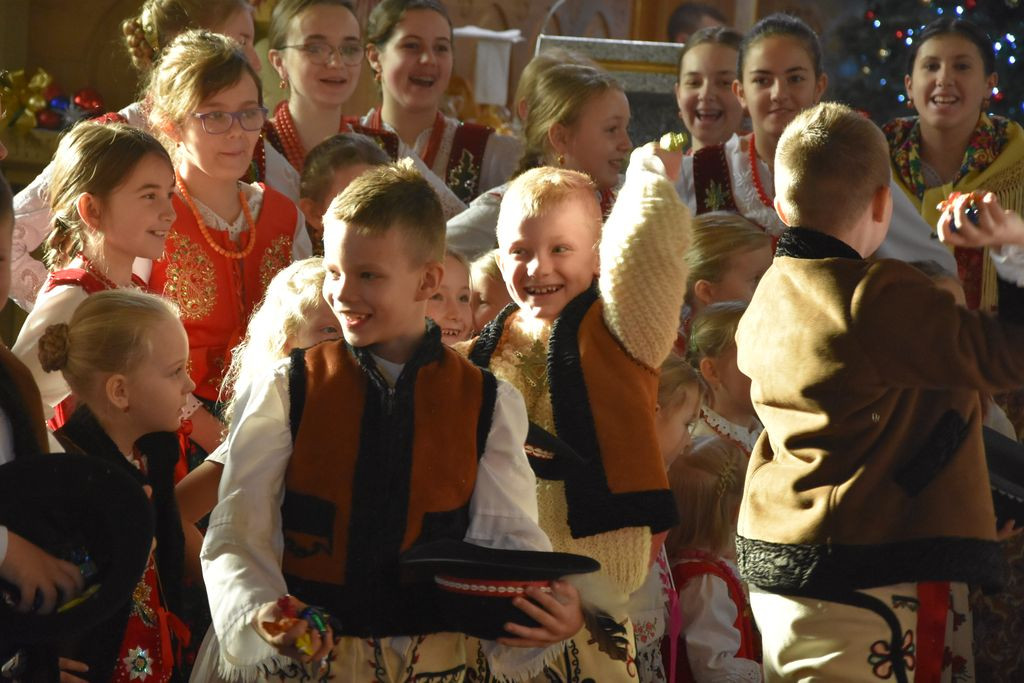Kolędowanie z "Małymi Miętusianami" i "Miętusianami"