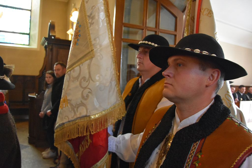 Związek Podhalan w Klikuszowej ze sztandarem