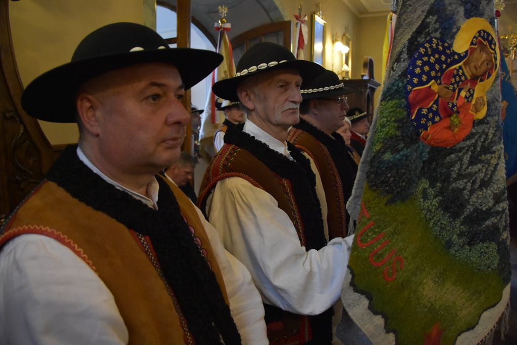 Związek Podhalan w Klikuszowej ze sztandarem
