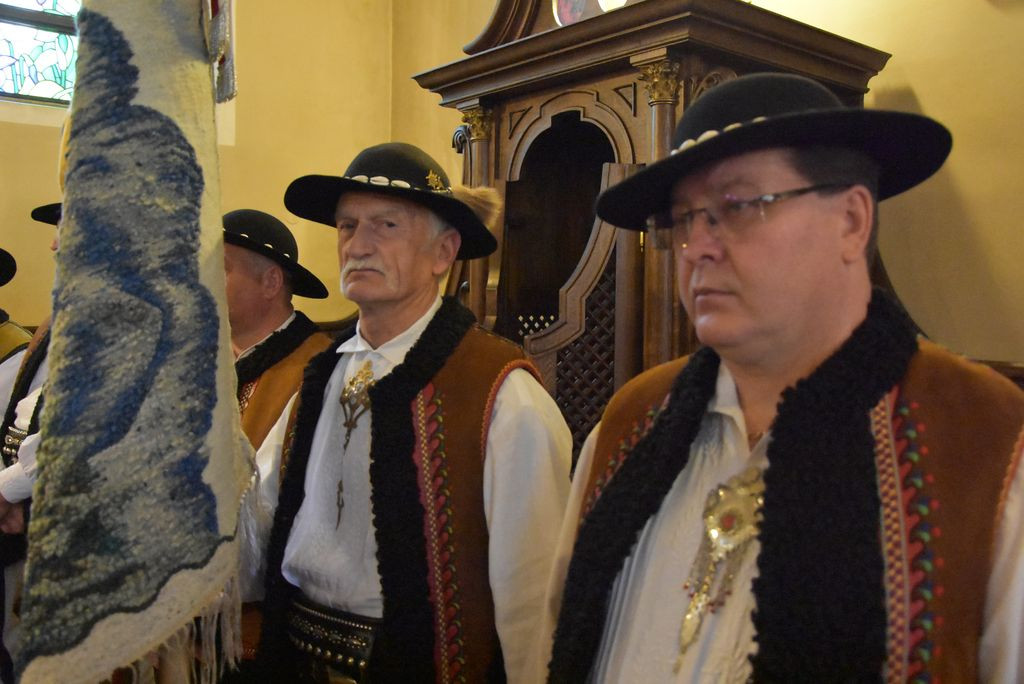 Związek Podhalan w Klikuszowej ze sztandarem