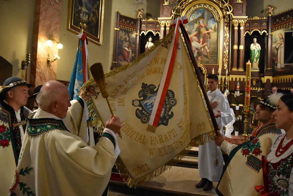 Związek Podhalan w Klikuszowej ze sztandarem