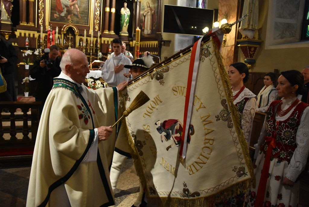 Związek Podhalan w Klikuszowej ze sztandarem