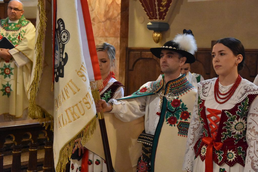 Związek Podhalan w Klikuszowej ze sztandarem
