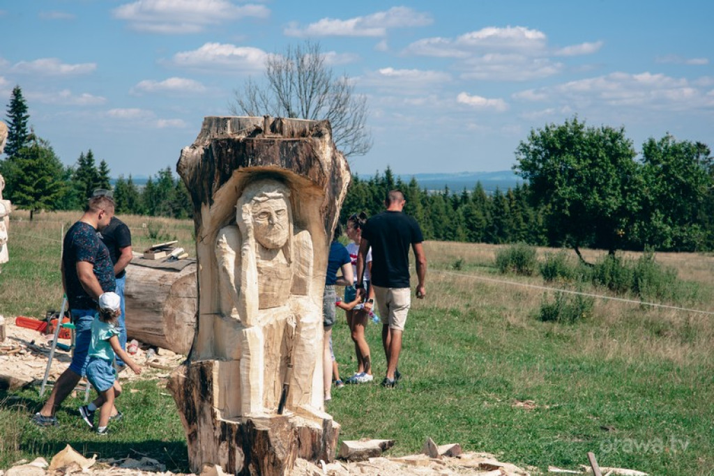 Rzeźbili świątki na Marysinej Polanie