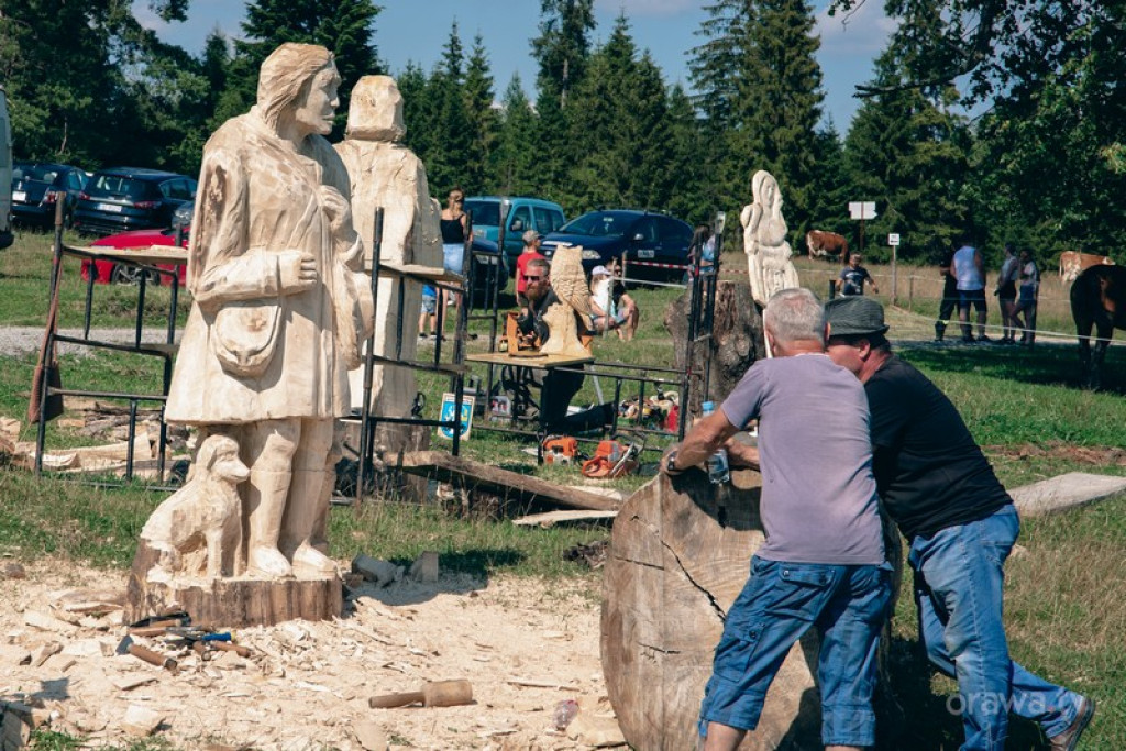Rzeźbili świątki na Marysinej Polanie