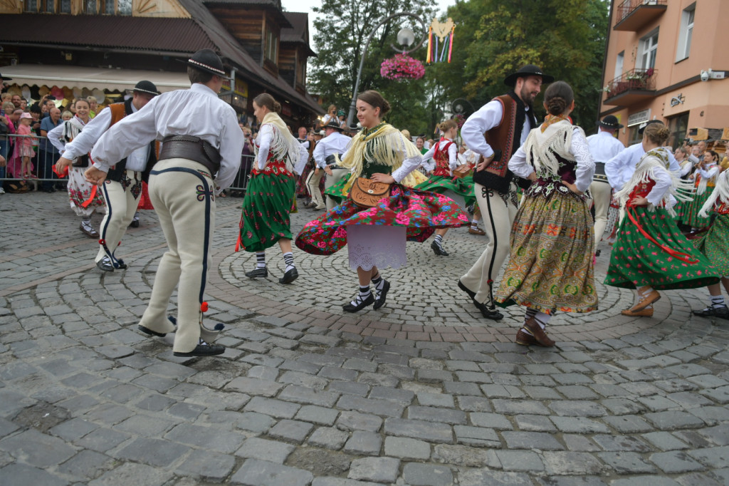 Barwny korowód festiwalowy
