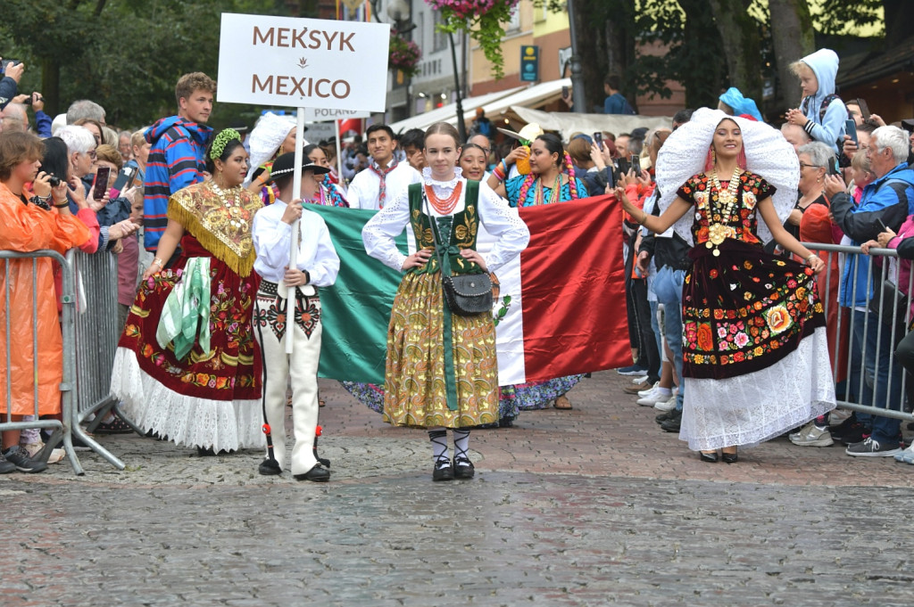 Barwny korowód festiwalowy