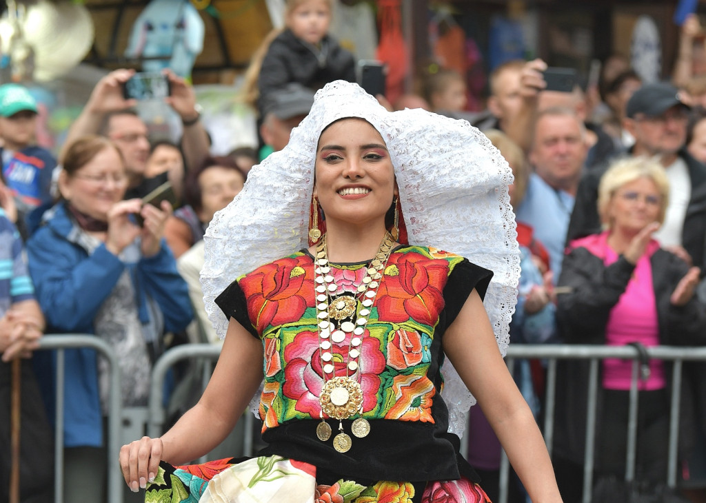 Barwny korowód festiwalowy