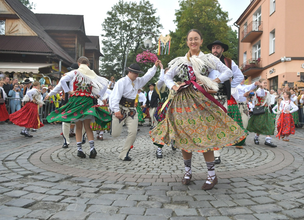 Barwny korowód festiwalowy