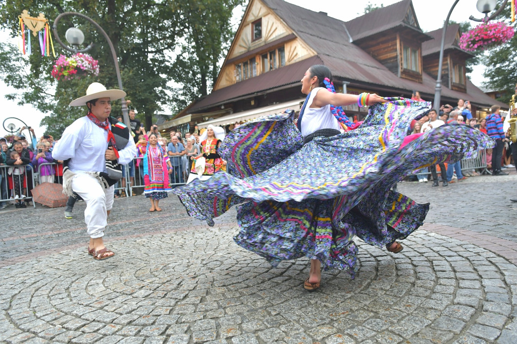 Barwny korowód festiwalowy