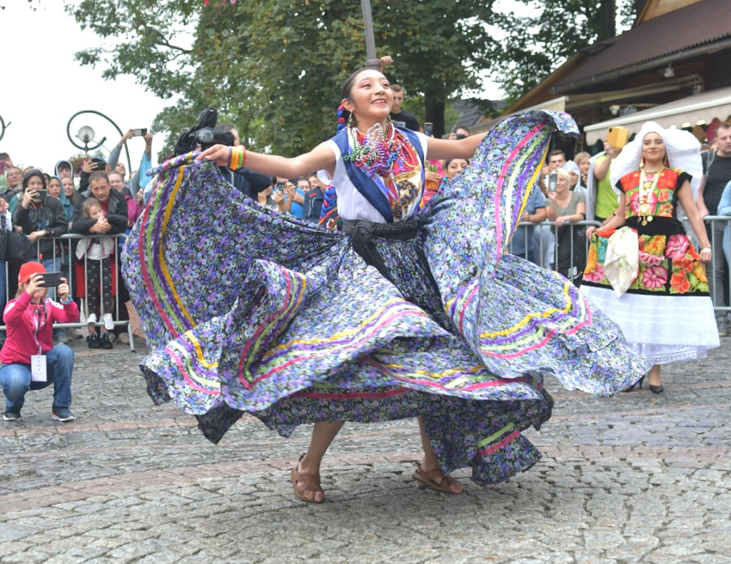 Barwny korowód festiwalowy