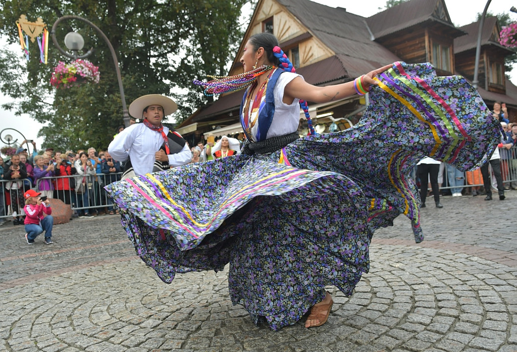 Barwny korowód festiwalowy