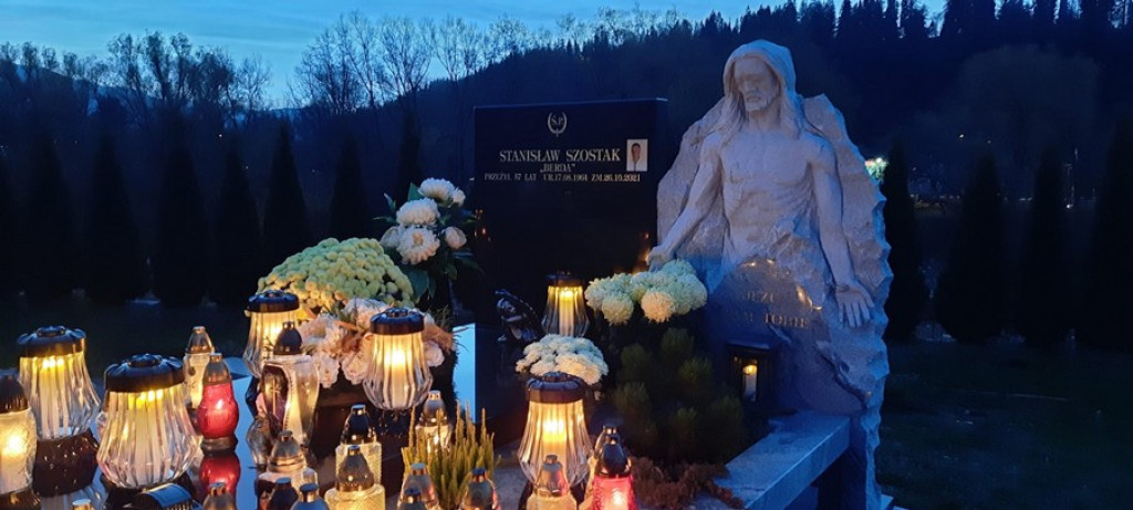 Poroniański cmentarz nocą