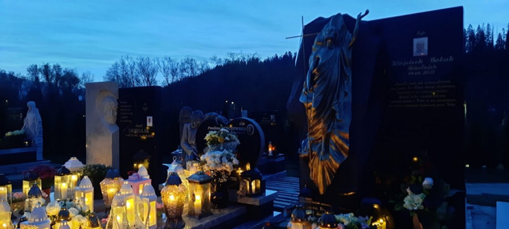 Poroniański cmentarz nocą