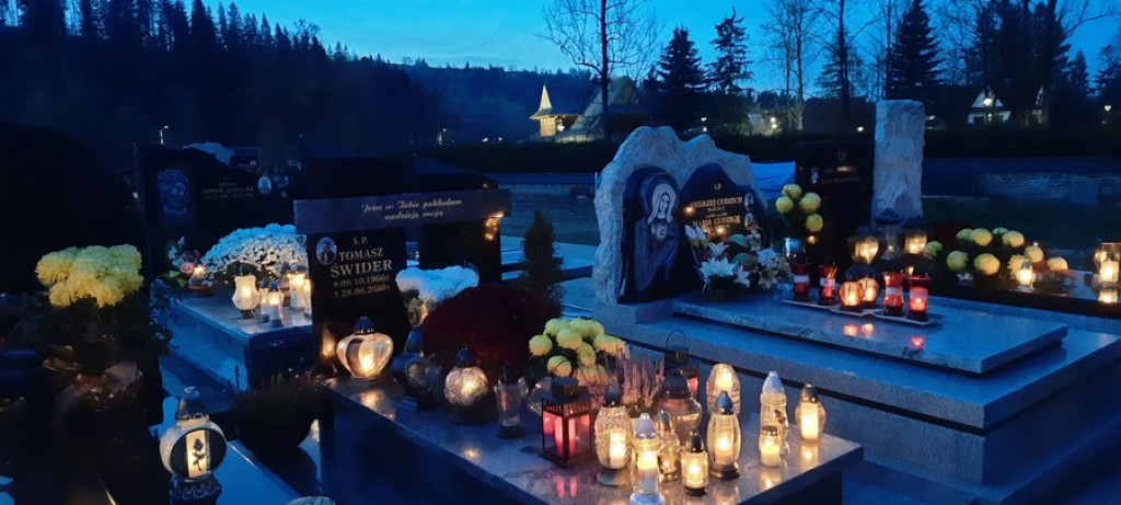 Poroniański cmentarz nocą