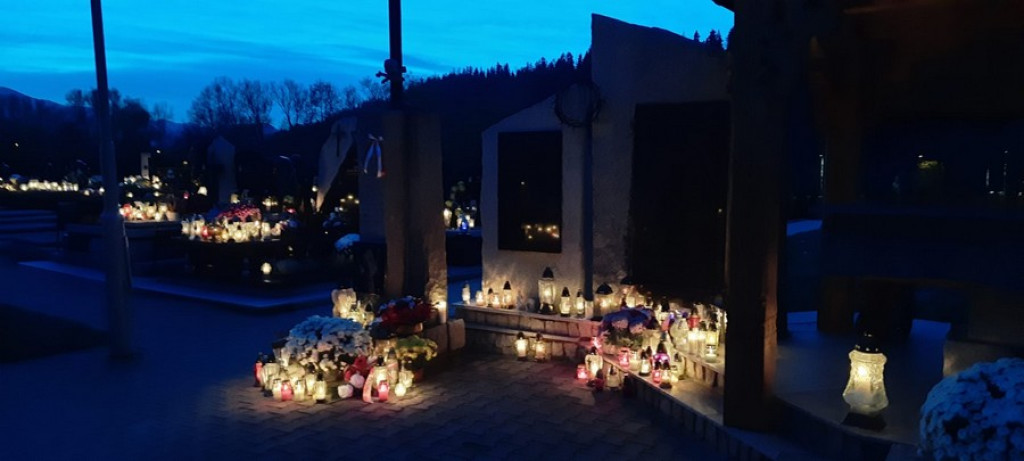 Poroniański cmentarz nocą