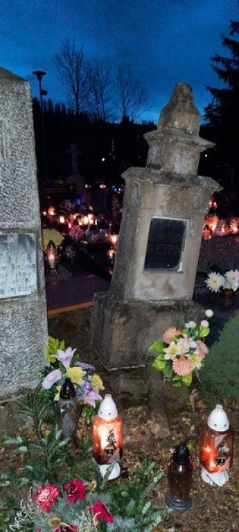 Poroniański cmentarz nocą