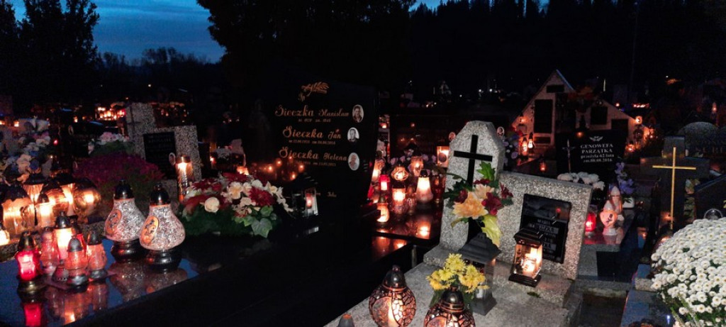 Poroniański cmentarz nocą