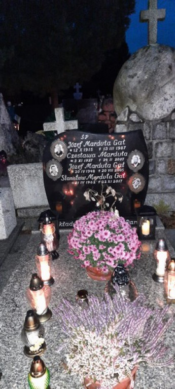 Poroniański cmentarz nocą