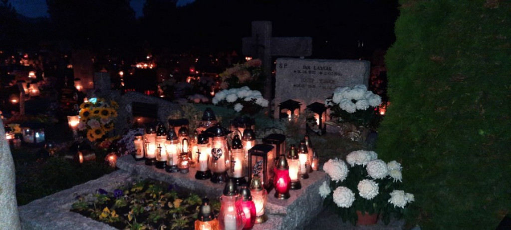 Poroniański cmentarz nocą