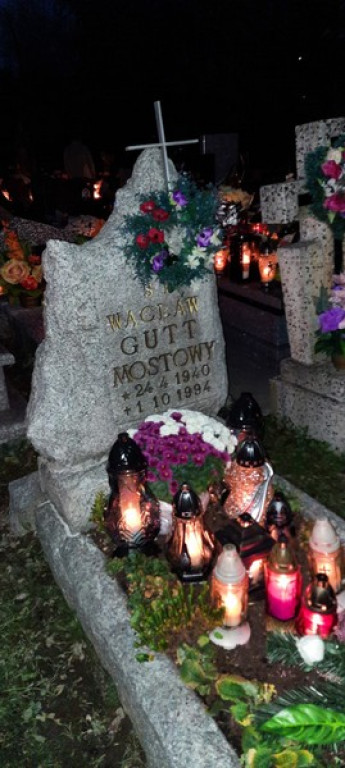 Poroniański cmentarz nocą