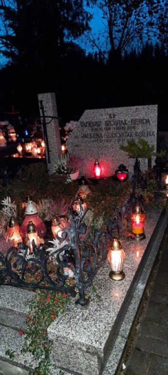 Poroniański cmentarz nocą