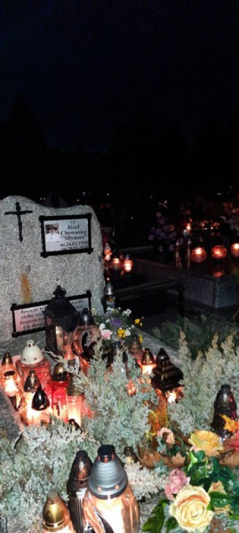 Poroniański cmentarz nocą