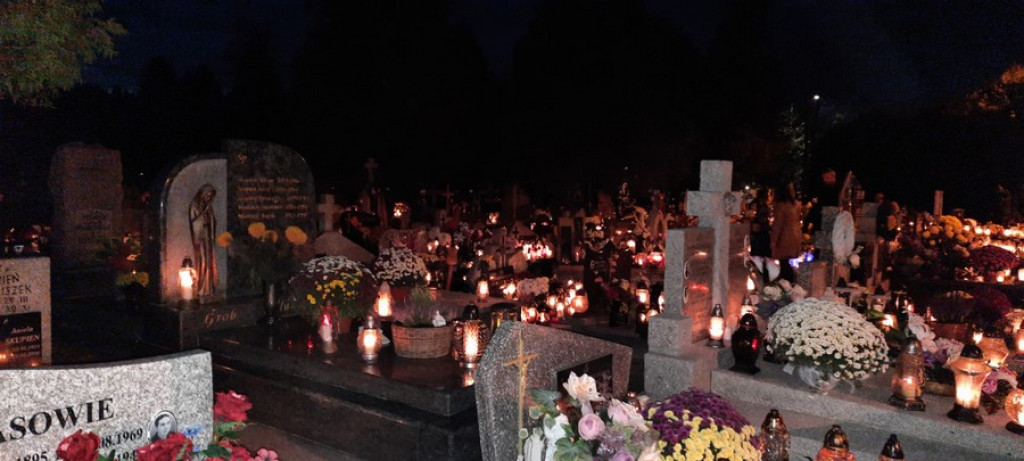 Poroniański cmentarz nocą