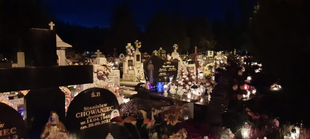 Poroniański cmentarz nocą