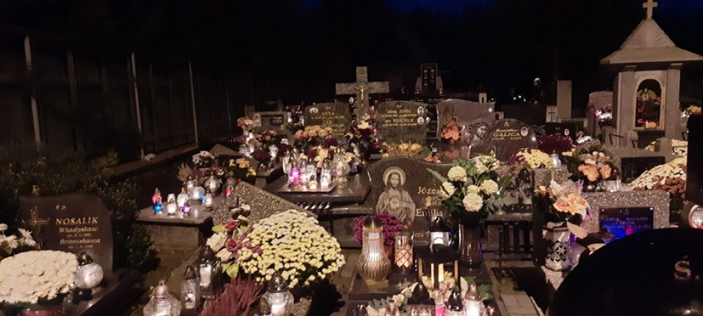 Poroniański cmentarz nocą