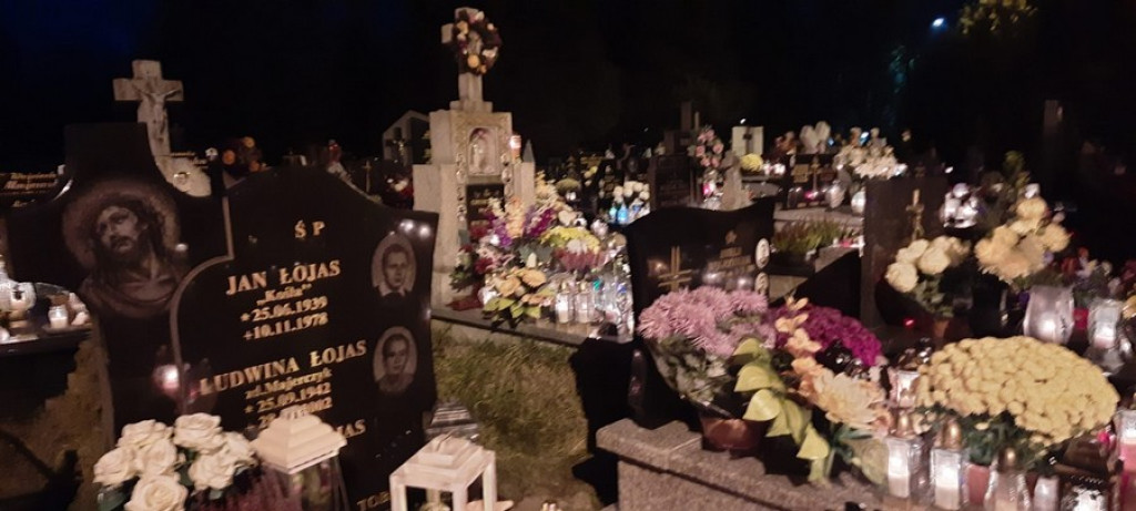 Poroniański cmentarz nocą