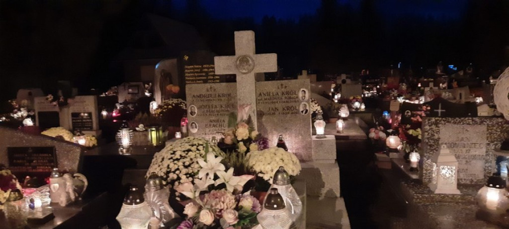 Poroniański cmentarz nocą