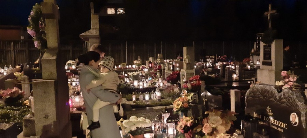 Poroniański cmentarz nocą