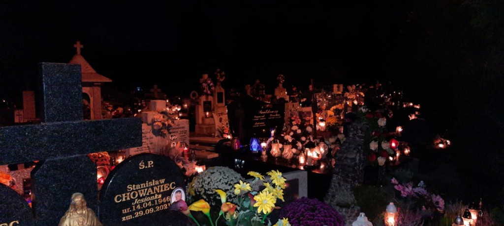Poroniański cmentarz nocą