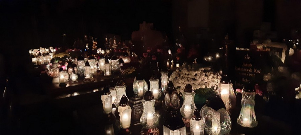 Poroniański cmentarz nocą