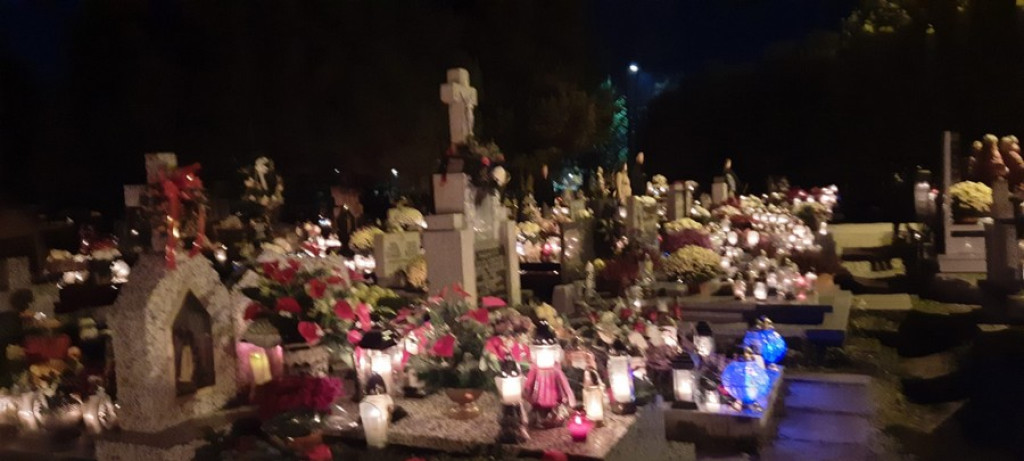Poroniański cmentarz nocą