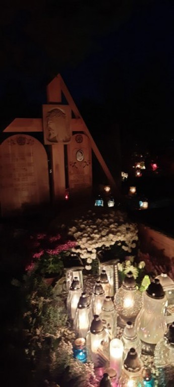 Poroniański cmentarz nocą