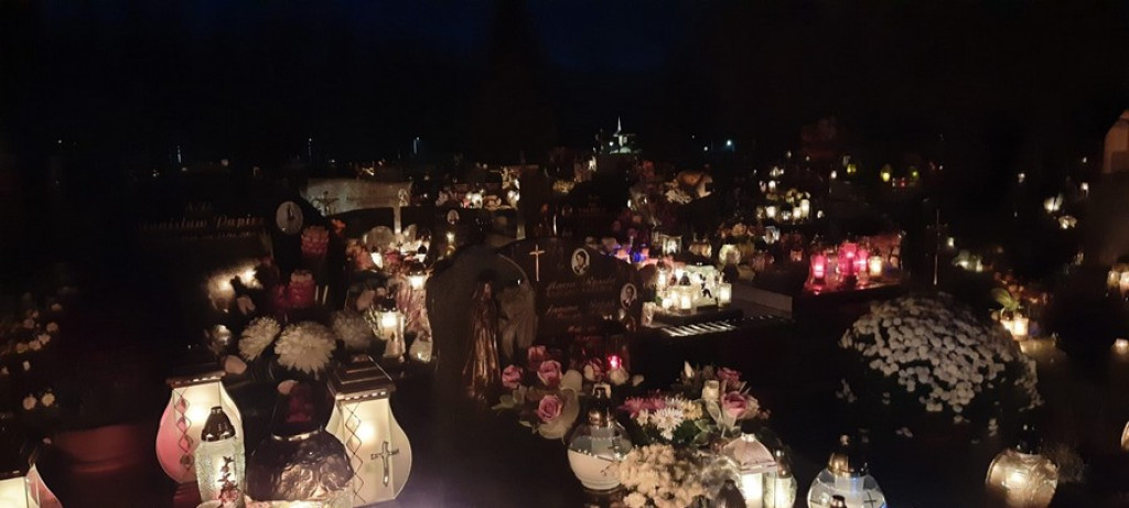 Poroniański cmentarz nocą