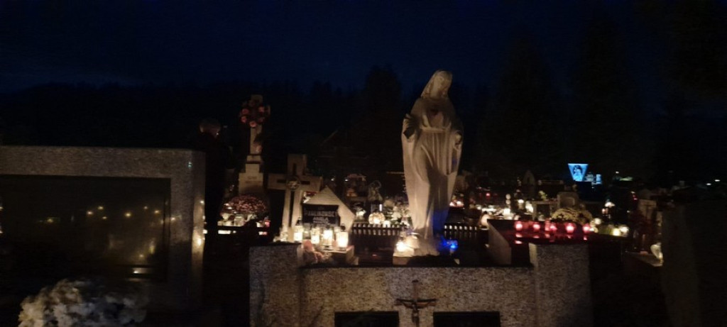 Poroniański cmentarz nocą