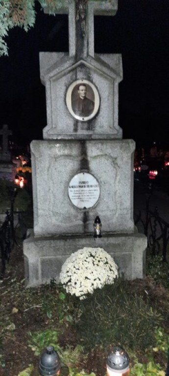 Poroniański cmentarz nocą
