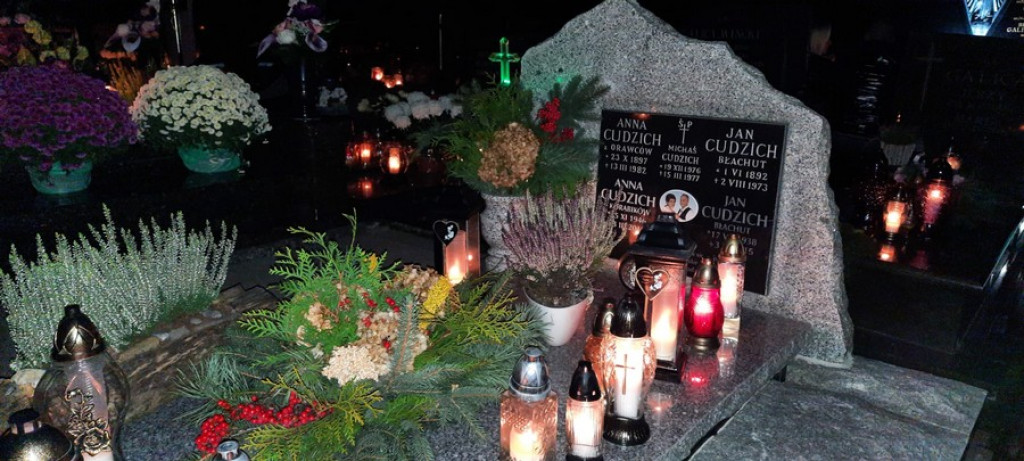 Poroniański cmentarz nocą