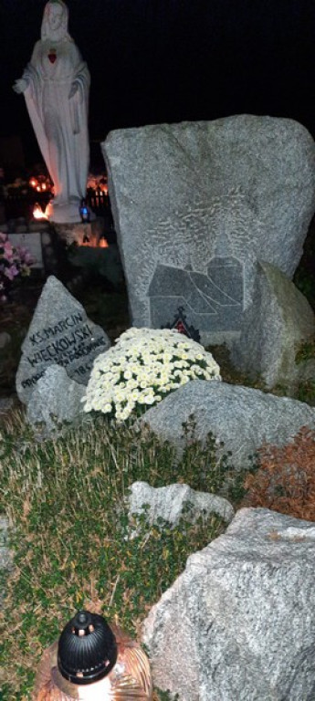 Poroniański cmentarz nocą