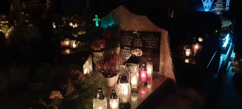 Poroniański cmentarz nocą