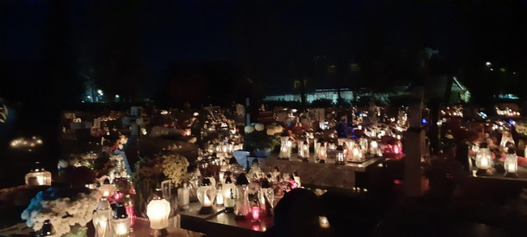 Poroniański cmentarz nocą
